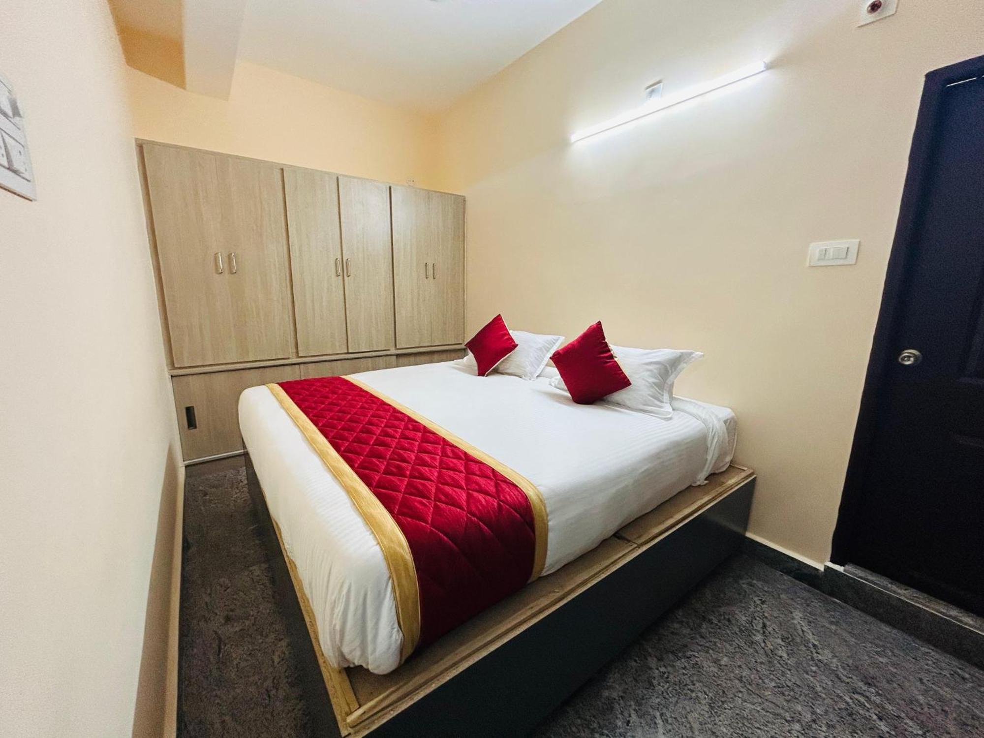 Y Stay Homestay Тирупати Екстериор снимка