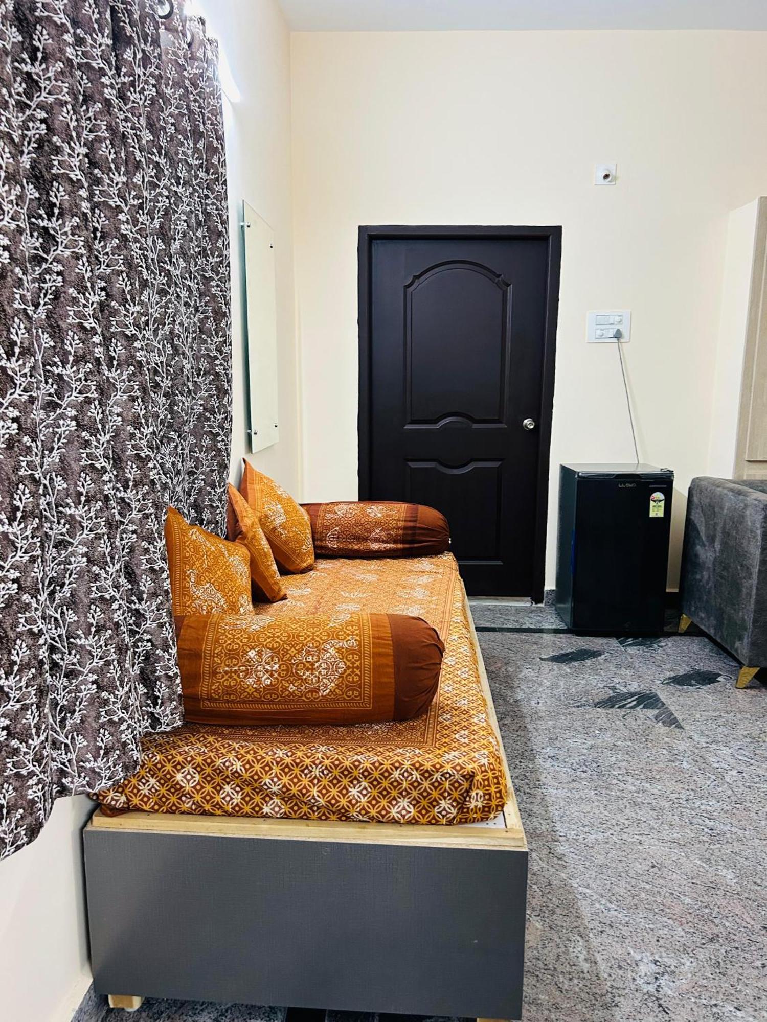 Y Stay Homestay Тирупати Екстериор снимка